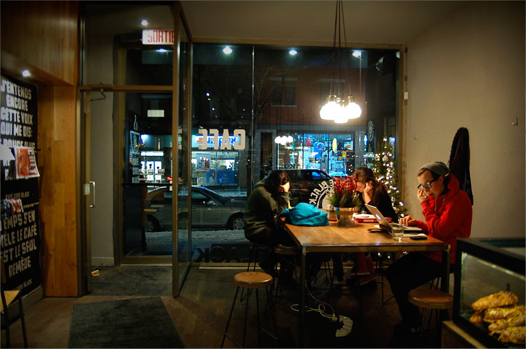 montreal-condo-cafe-code-black-table