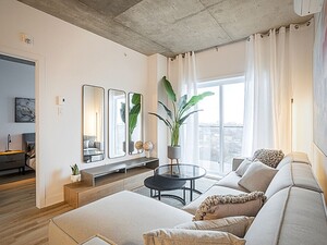  Città living room with large window