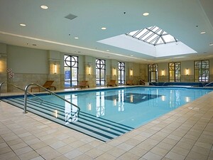 Lux Gouverneur condos locatifs indoor pool