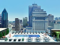 Piscine sur le toit avec vue sur le centre-ville de Montréal