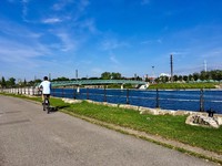Homme en vélo sur le bord du canal lachine