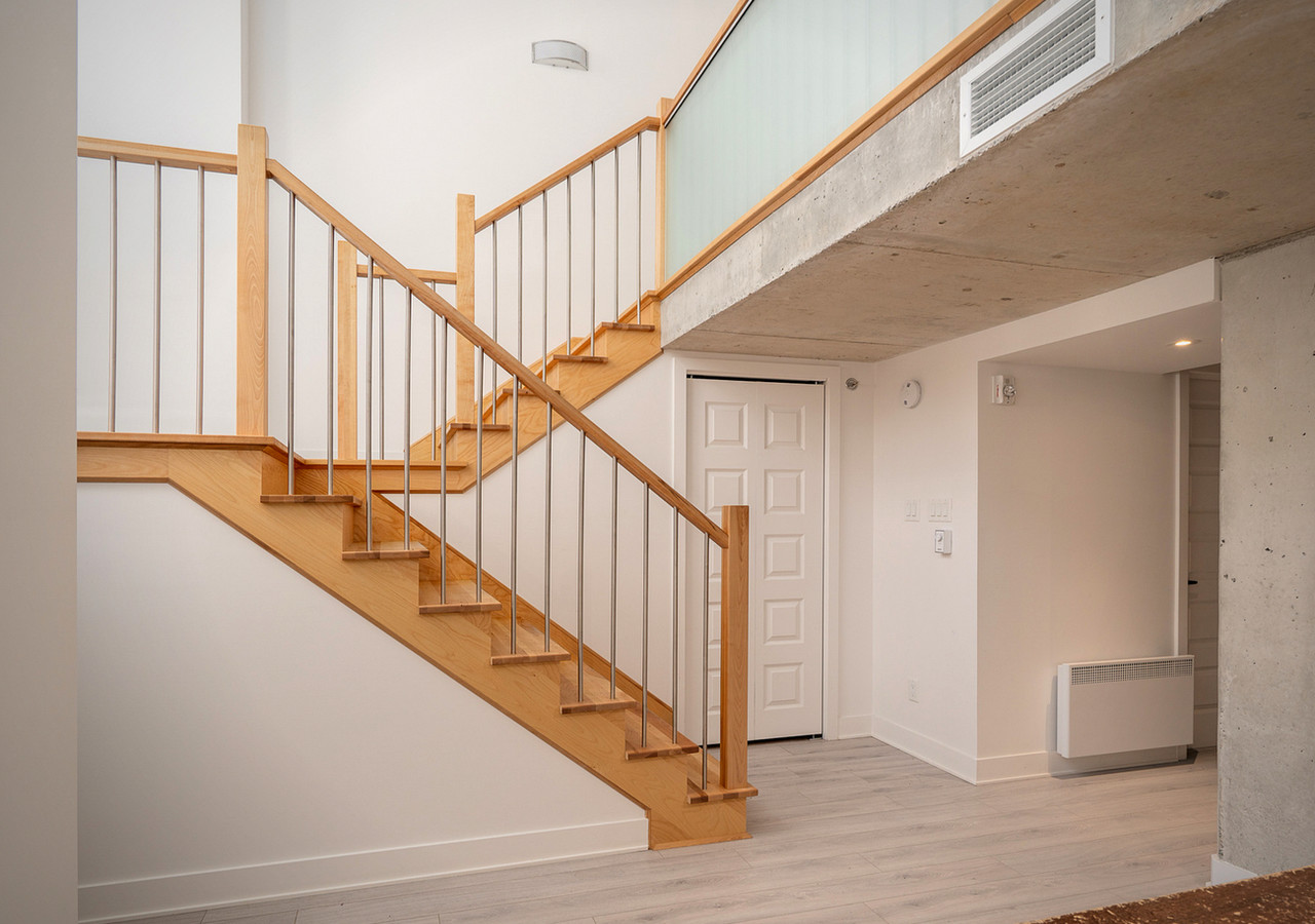 glo 2 escalier de bois dans un condo