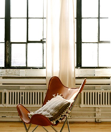loft avec chaise sur le bord d'une fenêtre